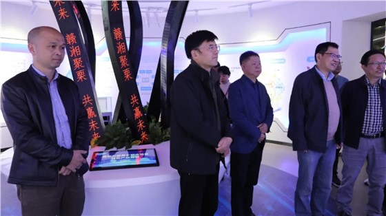 省發(fā)改委二級(jí)巡視員曾洪暉一行來上栗調(diào)研指導(dǎo)工作，并參觀由立標(biāo)展覽布展的贛湘合作產(chǎn)業(yè)園展示館
